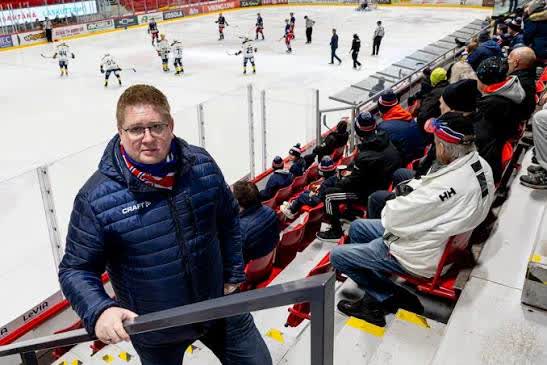 Tuomas Haanpää jäähallin katsomossa